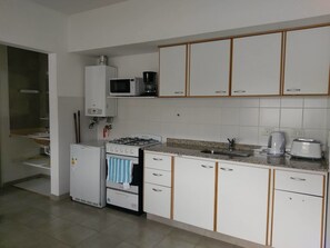 Jääkaappi, mikroaaltouuni, uuni, liesi