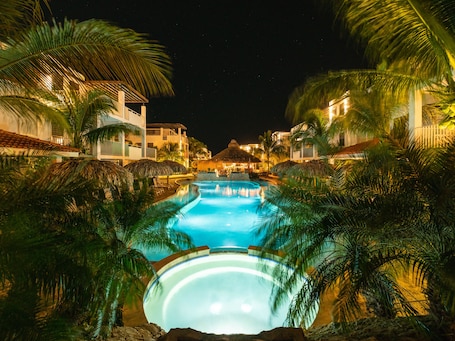 2 outdoor pools, sun loungers. Resort Bonaire