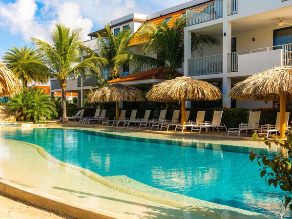 2 outdoor pools, pool loungers