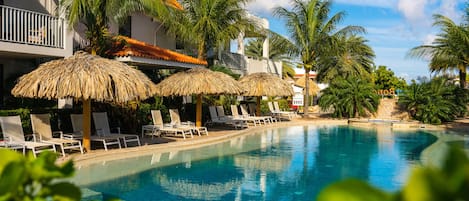 2 outdoor pools, pool loungers