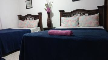 Basic Triple Room | Bathroom | Shower, rainfall showerhead, free toiletries, towels