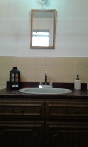 Bathroom sink - Hotel Histórico - Hostel (Guatemala City)