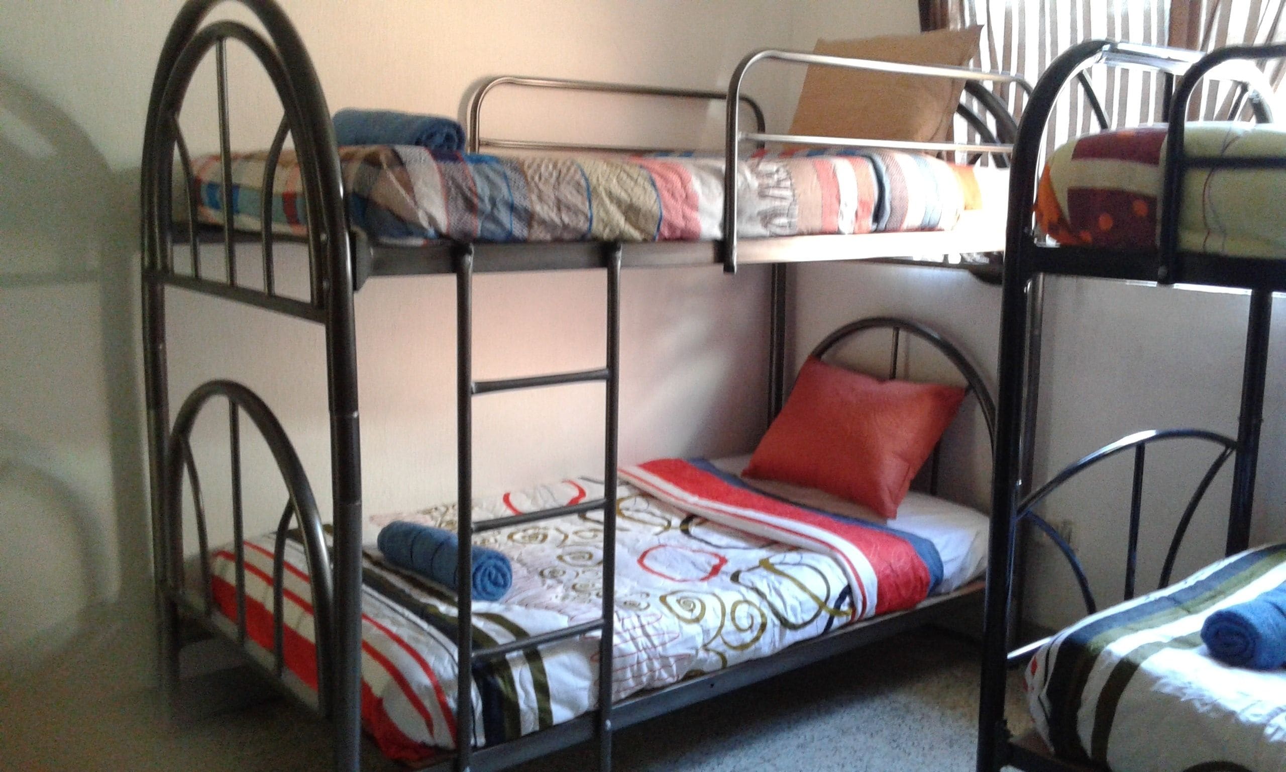 Ein Stockbett mit einem Bett unten und einem Bett oben.