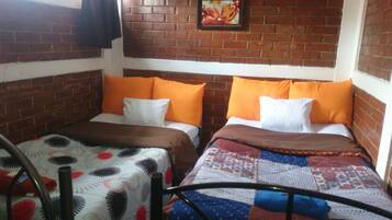 Quarto casal tradicional de uso individual, 2 quartos, para fumantes | Banheiro | Chuveiro, chuveiro com efeito de chuva, produtos de toalete grátis