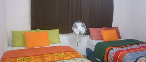 Habitación doble | Edredones de plumas, mobiliario individual, cortinas opacas