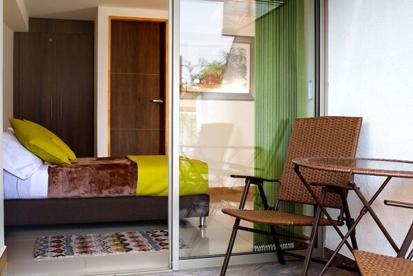 Premium bedding, soundproofing, iron/ironing board, free WiFi - Hotel Santa Monica Suite (Cali)