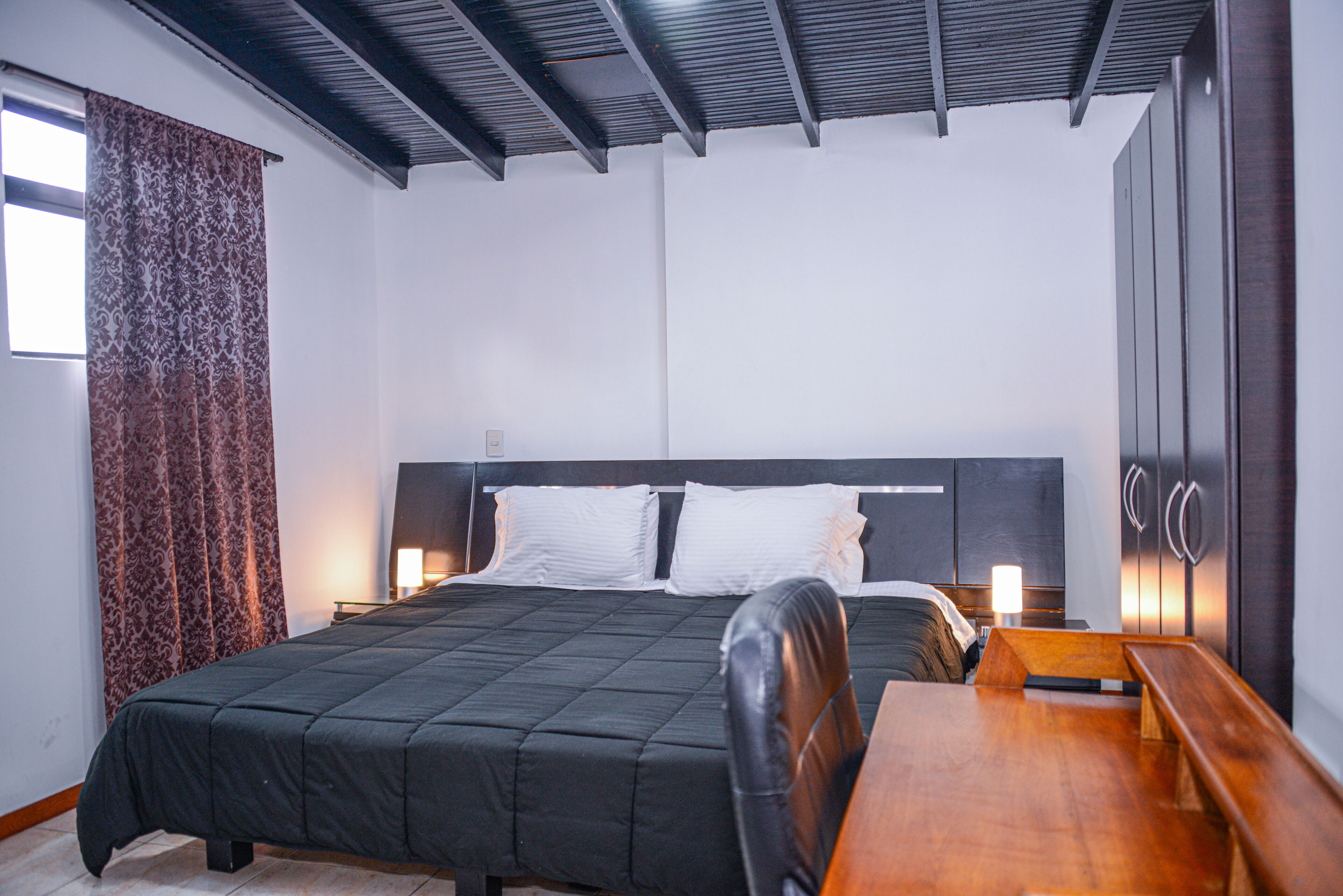 Apartamento superior, 6 quartos | 6 quartos, cofres nos quartos, escrivaninha