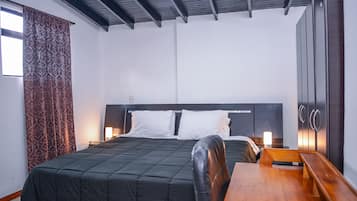 Apartamento superior, 6 quartos | 6 quartos, cofres nos quartos, escrivaninha