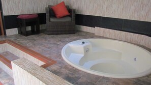 Deep soaking bathtub