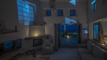 Vila Mewah, 3 kamar tidur, 2 kamar mandi, menghadap pantai | Ruang keluarga | TV layar datar dan perapian