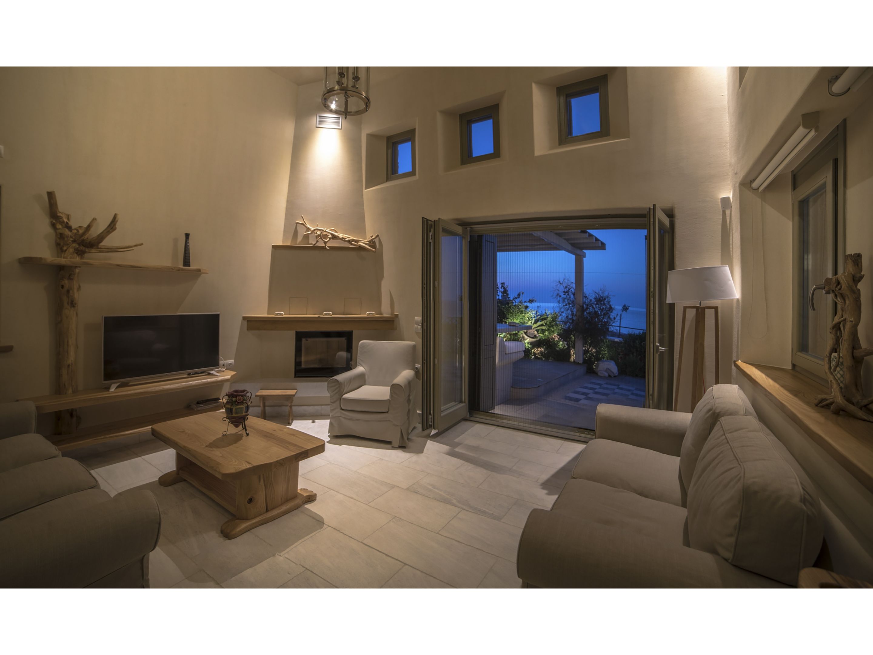 Villa de lujo, 3 habitaciones, 2 baños, frente a la playa | Zona de estar | Una televisión de pantalla plana, una chimenea