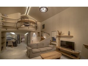 Villa de lujo, 3 habitaciones, 2 baños, frente al mar | Sala de estar | Televisión de pantalla plana y chimenea 