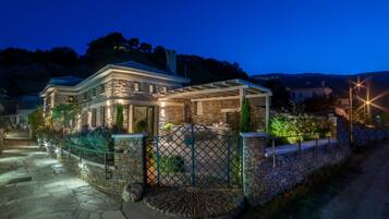 Bagian depan properti - sore/malam