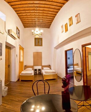 5 bedrooms, in-room safe, soundproofing, iron/ironing board - Lindos Centre - Villa for 10 guests - Roof Terrace (Lindos)