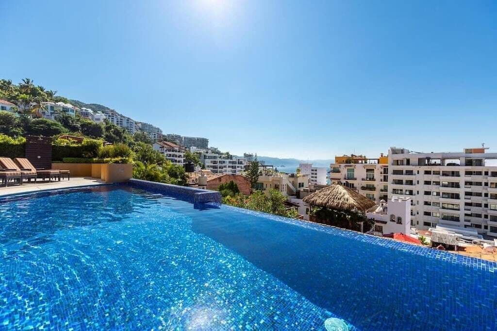 Piscine extérieure, piscine à débordement