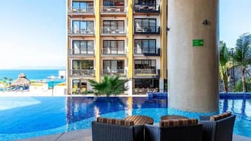 Piscine extérieure, piscine à débordement