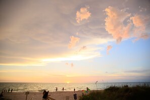 Chaise longue, parasol, serviettes de plage