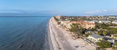 Liegestühle, Sonnenschirme, Strandtücher