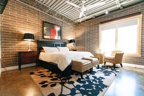 2 dormitorios, tabla de planchar con plancha, cuna de viaje