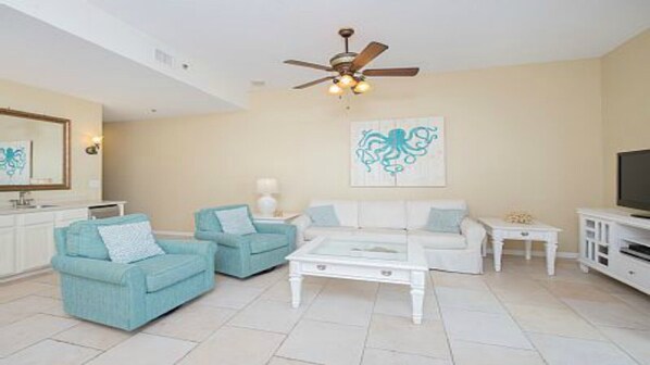 Smart TV, DVD player, stereo - Walkout to beach, pool and splashpad 3 bedroom 2 bath ground floor condo. (Orange Beach)