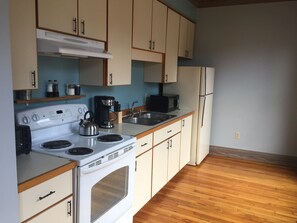 ثلاجة، ميكروويف، فرن، موقد طهي مسطح