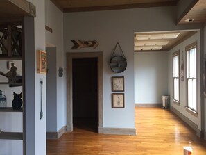 1 habitación, tabla de planchar con plancha, wifi gratis y ropa de cama