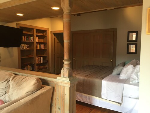 Night Owl (A) in Downtown Eureka! (optional paid parking upon request)