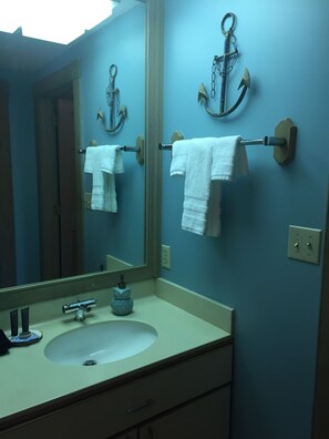 وحدات دش مع أحواض استحمام، مجففات شعر، مناشف، ورق حمّام