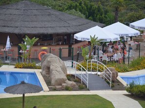 Alberca techada y alberca al aire libre