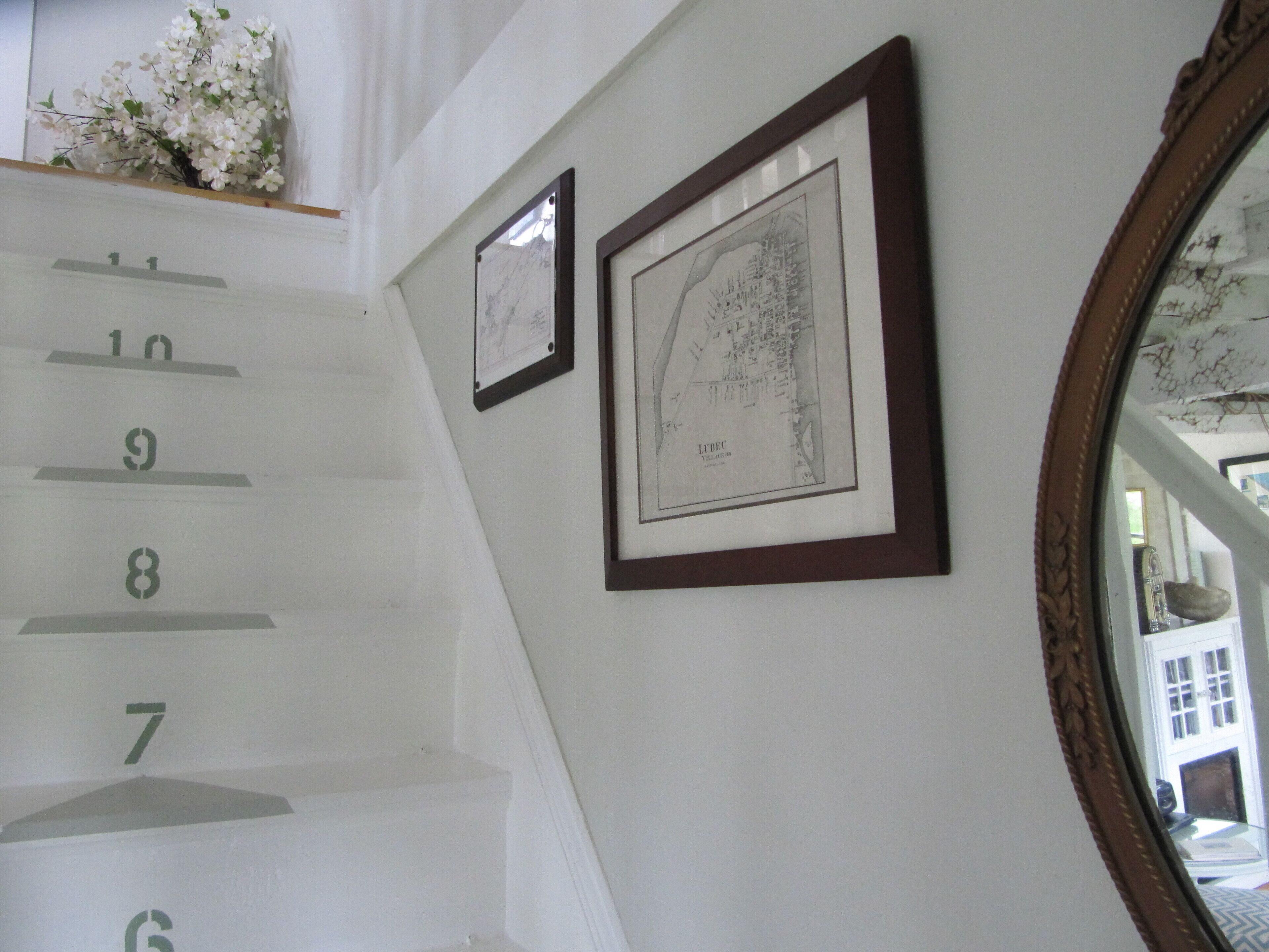 Una escalera con peldaños numerados que conduce a una plataforma.