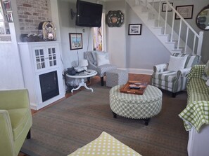 Fireplace, books, video library - Oceanfront Beauty ~Balcony~FirePit~Huge Deck~Wifi~A/C~Pet-Friendly~Birding~GREEN (Lubec)