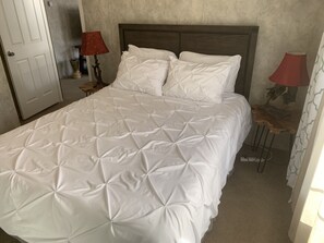 3 bedrooms, in-room safe, desk, iron/ironing board - LOCATION! LOCATION!! WALK TO FESTIVALS AND HUNTER MOUNTAIN!!!! (Lanesville)