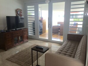 Smart TV, DVD player, livros, videoteca