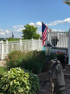 Property grounds - Huron Breeze Cottage - In the heart of Historic Mackinaw City (Mackinaw City)