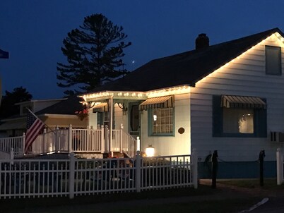 Huron Breeze Cottage - In the heart of Historic Mackinaw City