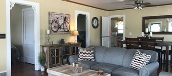 Huron Breeze Cottage - In the heart of Historic Mackinaw City