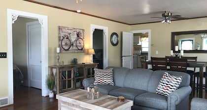 Huron Breeze Cottage - In the heart of Historic Mackinaw City