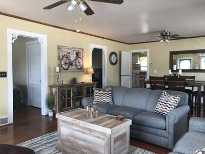 Huron Breeze Cottage - In the heart of Historic Mackinaw City