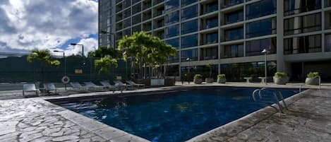 Una piscina al aire libre, una piscina climatizada