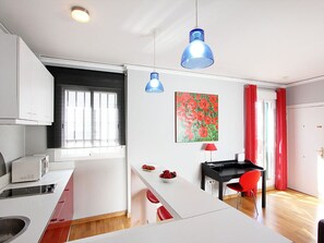 Réfrigérateur, micro-ondes, plaque de cuisson, cafetière/bouilloire