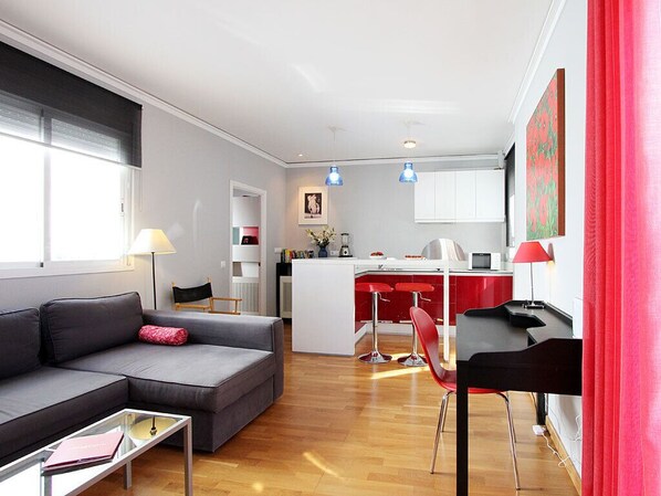 Een televisie en boeken