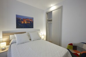 2 habitaciones, tabla de planchar con plancha y cuna de viaje 