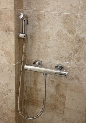 Shower, hair dryer, towels, soap - In the heart of Granada with parking (Granada)