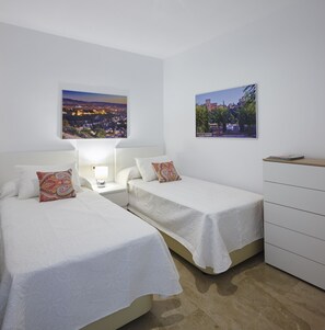 2 slaapkamers, een strijkplank/strijkijzer, reisbedje, gratis wifi