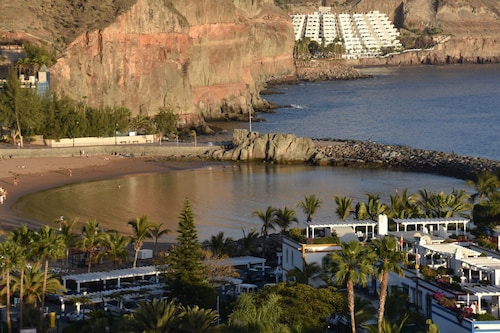 Kaunis, mukava ja tilava huoneisto, jossa kaunis näköala, "meri" taustalla