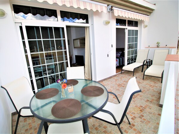 Outdoor dining - Nice, comfortable and spacious apartment with nice views, "the sea" in the background (Puerto de Mogan)