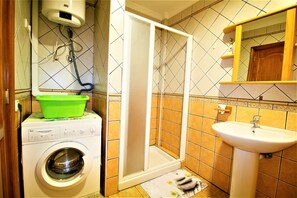 Shower, hair dryer, towels, toilet paper - Nice, comfortable and spacious apartment with nice views, "the sea" in the background (Puerto de Mogan)