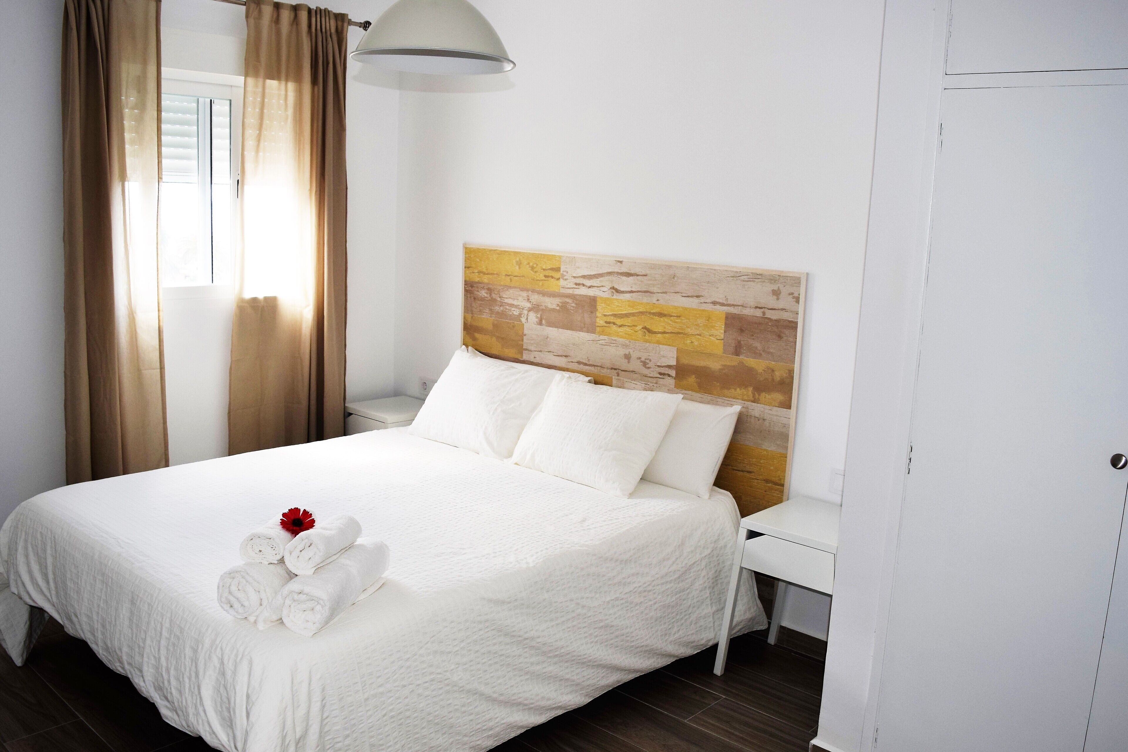 3 habitaciones, tabla de planchar con plancha y cuna de viaje 