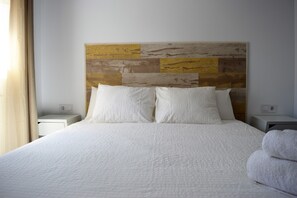 3 chambres, fer et planche à repasser, lit de bébé portatif