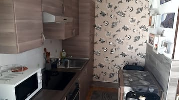 Refrigerador, microondas, parrilla de estufa y cafetera y tetera
